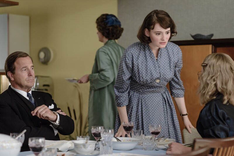 Monika Schöllack (Sonja Gerhardt, r.) beschuldigt ihre Mutter Caterina (Claudia Michelsen, Mitte links), die Tanzschule unrechtmäßig zu besitzen und ruiniert dadurch das Mittagessen bei Helga von Boost (Maria Ehrich, Mitte rechts), an dem auch Prof. Jürgen Fassbender (Heino Ferch, l.) teilnimmt. – Bild: ZDF/​Stefan Erhard