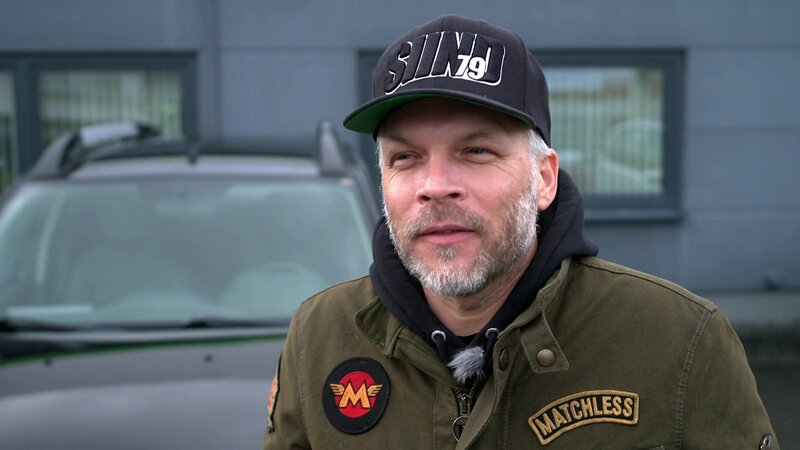 Sidney Hoffmann sucht ein neues Auto für die 39-jährige Mutter und Altenpflegehelferin Nadine. – Bild: RTLZWEI