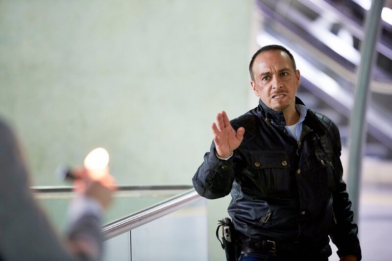 Semir (Erdogan Atalay) versucht Nick davon abzuhalten, sich anzuzünden … – Bild: RTL Crime