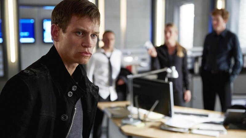 Alex (Vinzenz Kiefer) will die Dienstanweisung, den Fall Hofer abzugeben, nicht akzeptieren. Er will Hofer um jeden Preis fassen … – Bild: TVNOW /​ Guido Engels