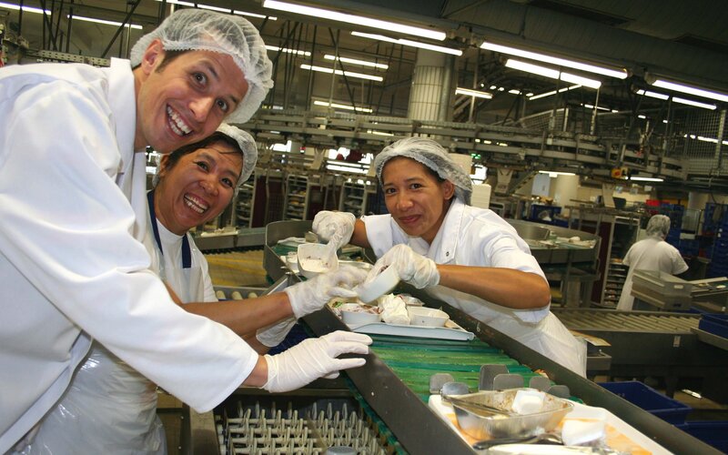 Für Fluggäste, die ab München in alle Welt fliegen, werden jeden Tag 35.000 Mahlzeiten zubereitet. Nach dem Essen gehts ans Aufräumen und Abspülen. Willi hilft am Tablettspül-Fließband. – Bild: BR/​megaherz gmbh