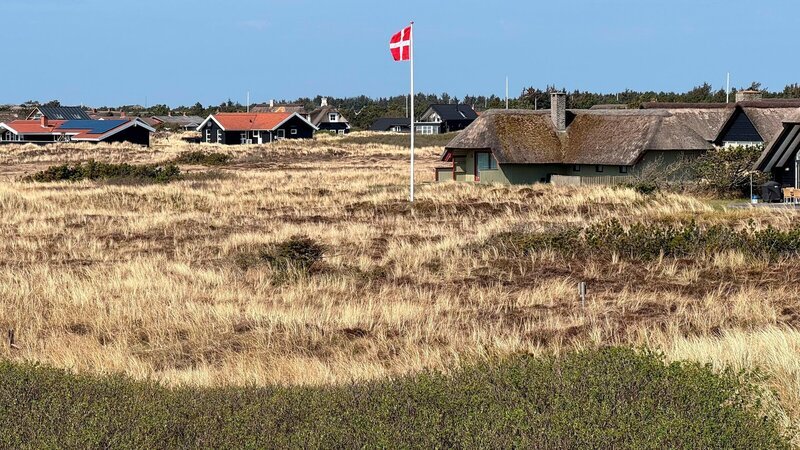 Blavand liegt an der Dänemarks Westküste und ist bei Urlaubern sehr beliebt. Mehr als 2.000 Ferienhäuser gibt es in dem Ferienort. Auf Deutsch heißt Blavand übrigens blaues Wasser. – Bild: 3sat Blavand liegt an der Dänemarks Westküste und ist bei Urlaubern sehr beliebt. Mehr als 2.000 Ferienhäuser gibt es in dem Ferienort. Auf Deutsch heißt Blavand übrigens blaues Wasser. – Bild: 3sat
