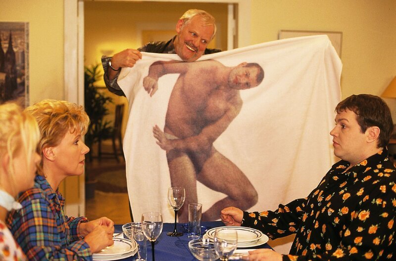 Tim (Oliver Reinhard, r.) weiß nicht so recht, was er von dem extravaganten Geschenk seines Vaters (Adolf Laimböck, M.) halten soll. Elke (Jenny Elvers, ganz l.) und Nikola (Mariele Millowitsch) auch nicht. – Bild: RTLplus
