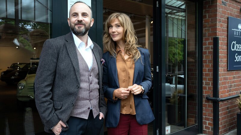 Piet (Michael Krabbe, l.) und Silvana Sommer (Lea Fassbender, r.) führen ein Oldtimer Geschäft. – Bild: ARD/​Marion von der Mehden