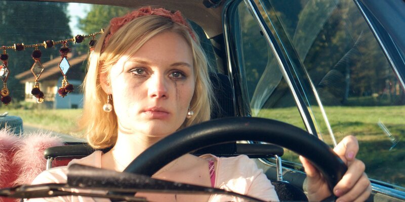 Lena (Rosalie Thomass) ist Verkäuferin in dem Tante-Emma-Laden „Lebensmittel Brandner“. – Bild: telenormfilm GmbH/​Ueli Steiger