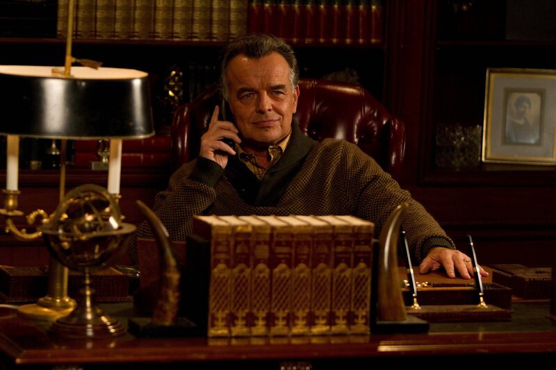 Nach alldem, was geschehen ist, ruft Robin ihren Vater (Ray Wise) an, um mit ihm zu sprechen … – Bild: CBS BROADCASTING INC. Nach alldem, was geschehen ist, ruft Robin ihren Vater (Ray Wise) an, um mit ihm zu sprechen … – Bild: CBS BROADCASTING INC.