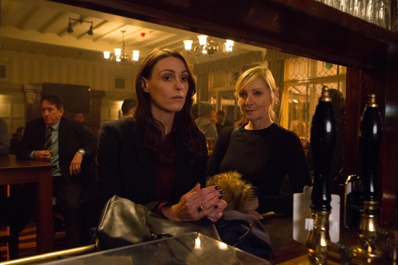CAST: Lesley Sharp as DC Janet Scott, Suranne Jones as DC Rachel Bailey. – Bild: Danielle Baguley