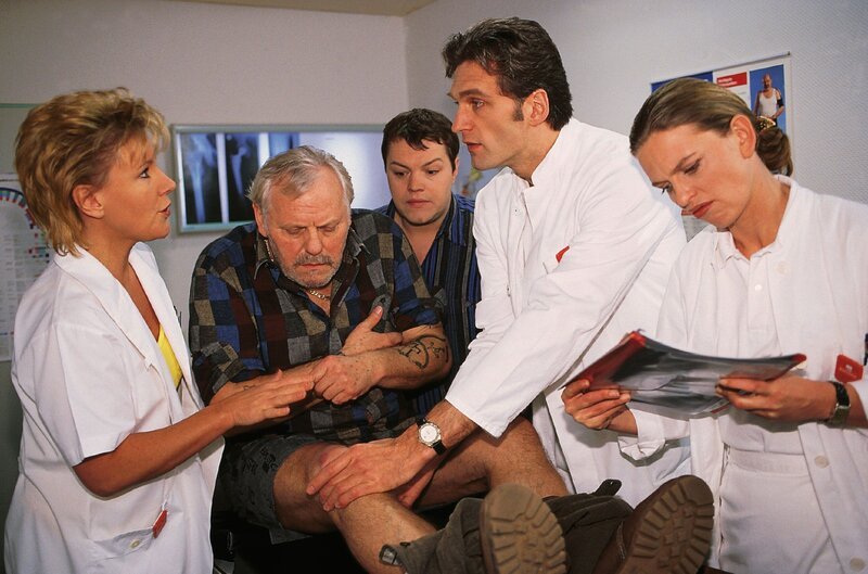 Ein Fall für Dr. Schmidt. Wenn er nur wüsste, dass sein Patient gar nicht der berühmte Professor Baumann ist (v.l.: Mariele Millowitsch, Adolf Laimböck, Oliver Reinhard, Walter Sittler, Kerstin Thielemann). – Bild: RTL