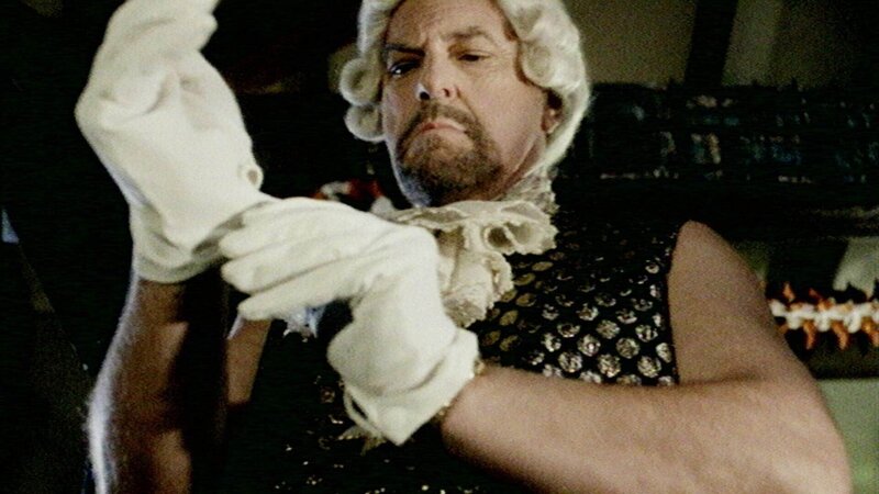 Leon Lamarr (Rip Torn) kommt gerade vom Maskenball, als seine Neffe Freddy ihn besucht. Da Leon an Freddys Lottogewinn gelangen will, nimmt er die Gelegenheit wahr und ermordet ihn kurzerhand. – Bild: RTL