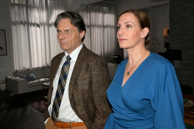 Gerner (Wolfgang Bahro) sucht bei Katrin (Ulrike Frank) nach einer Lösung, wie er mit Julian umgehen sollte. – Bild: RTL /​ Rolf Baumgartner