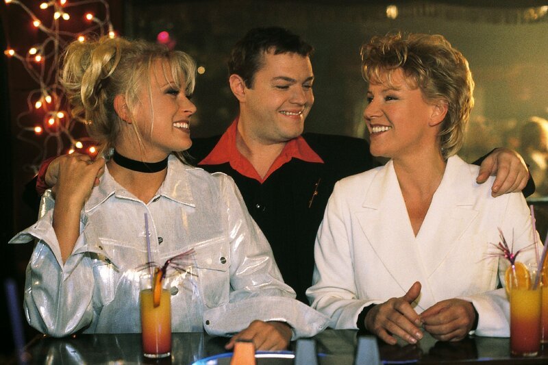 Elke (Jenny Elvers, li.) und Tim (Oliver Reinhard) haben Nikola (Mariele Millowitsch) überredet, endlich mal wieder auszugehen. – Bild: RTLplus