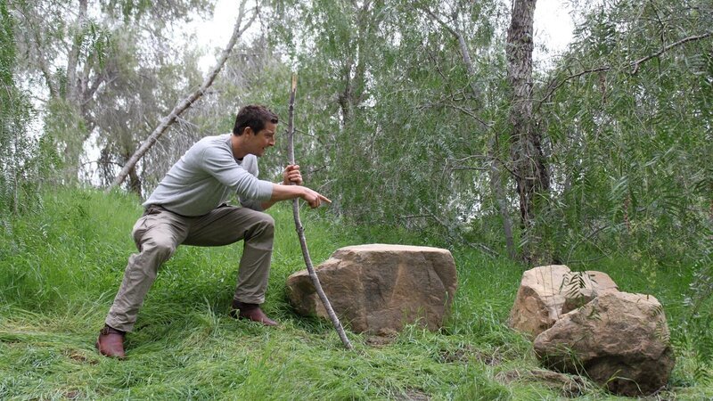 Episode 104 Rattlesnake and Sinking Car. Bear Grylls pointing at rattlesnake. – Bild: Discovery Communications /​ Rebecca Graham Forde