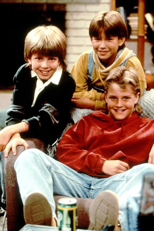 Die taylorschen Jungs (li. Taran Noah Smith, hi. Jonathan Taylor Thomas, re. Zachery Ty Bryan) kaufen auf Tims Rat hin ein signiertes Spielzeug-Rennauto als Wertanlage. – Bild: RTL