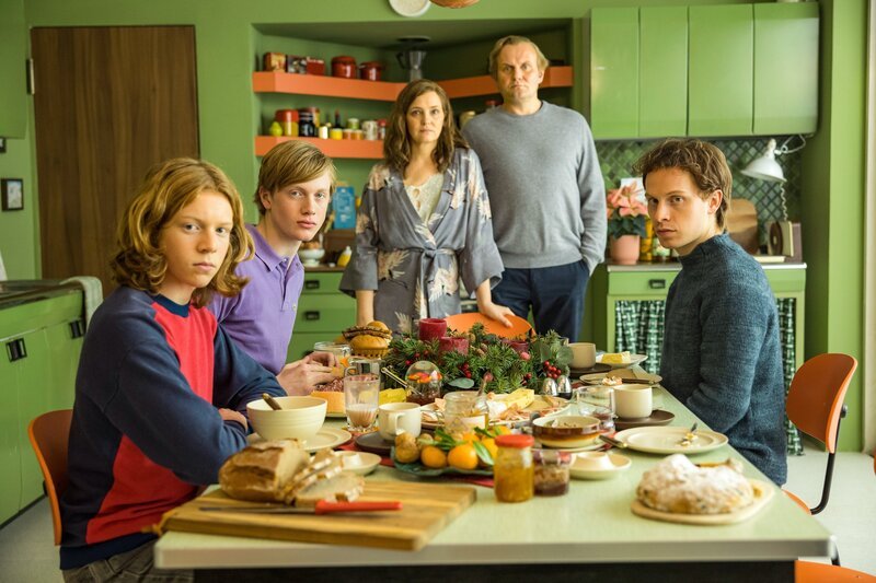 v.li.: Joachim ‚Josse‘ mit 14 Jahren (Arsseni Bultmann), Philipp Meyerhoff (Casper von Bülow), Iris, Mutter (Laura Tonke), Richard, Vater (Devid Striesow), Patrick (Joscha Eissen) – Bild: ORF/​Warner Bros. Entertainment Inc.