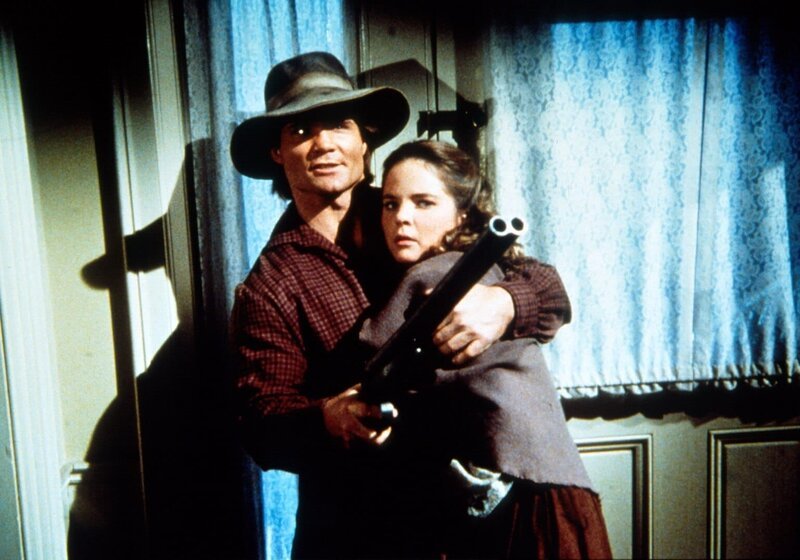 Bandenchef Jake (James McIntire, l.) bedroht – mit Mary (Melissa Sue Anderson, r.) als Geisel – deren Vater Charles Ingalls … – Bild: Sat.1 Gold