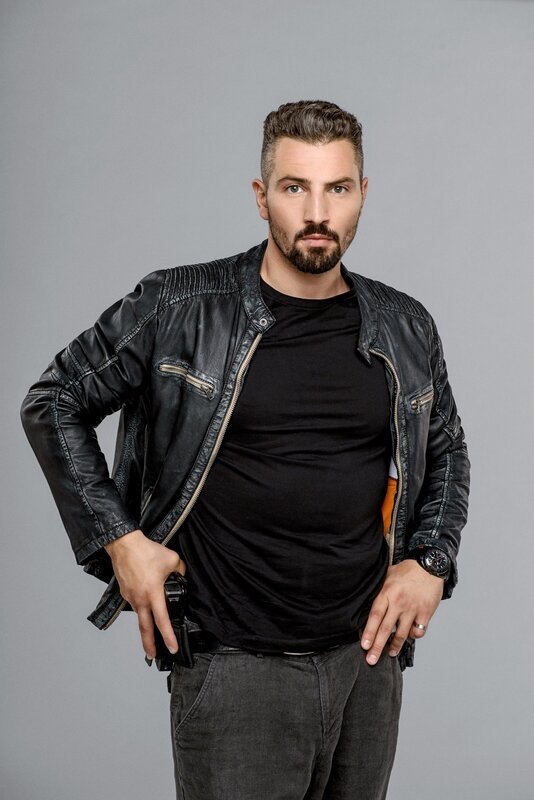 Murathan Muslu (Valentin „Itchy“ Janusovic). – Bild: Petro Domenigg /​ ORF