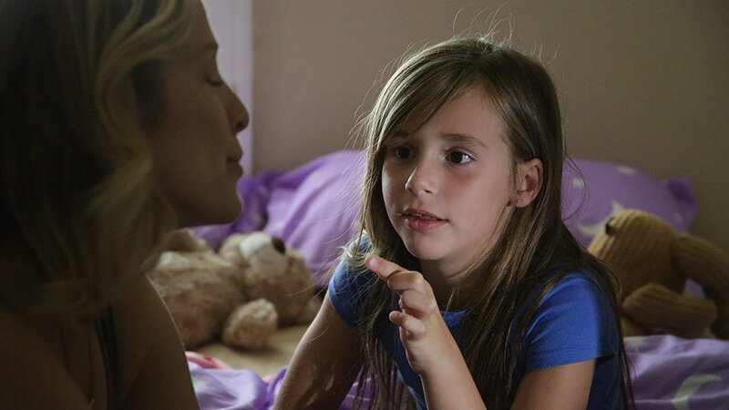 Kayla and Jeanette comfort each other in the morning. – Bild: Discovery Communications