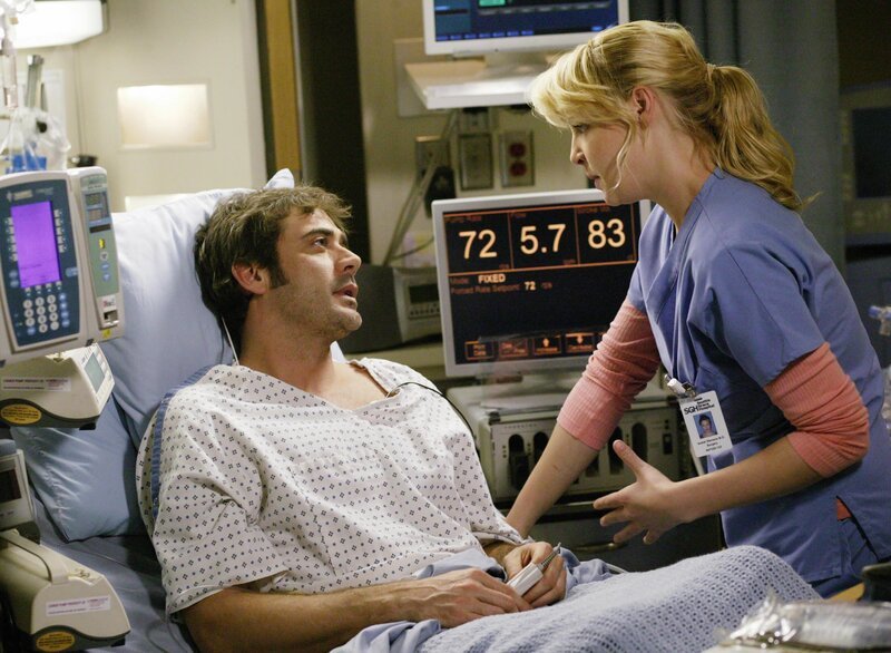 Izzie (Katherine Heigl, r.) überbringt Denny (Jeffrey Dean Morgan, l.) die Nachricht, dass er ein Spenderherz bekommen soll. Da er aber bereits schon einmal enttäuscht wurde, als ein Spenderherz nicht funktionierte, hält sich seine Vorfreude in Grenzen … – Bild: sixx