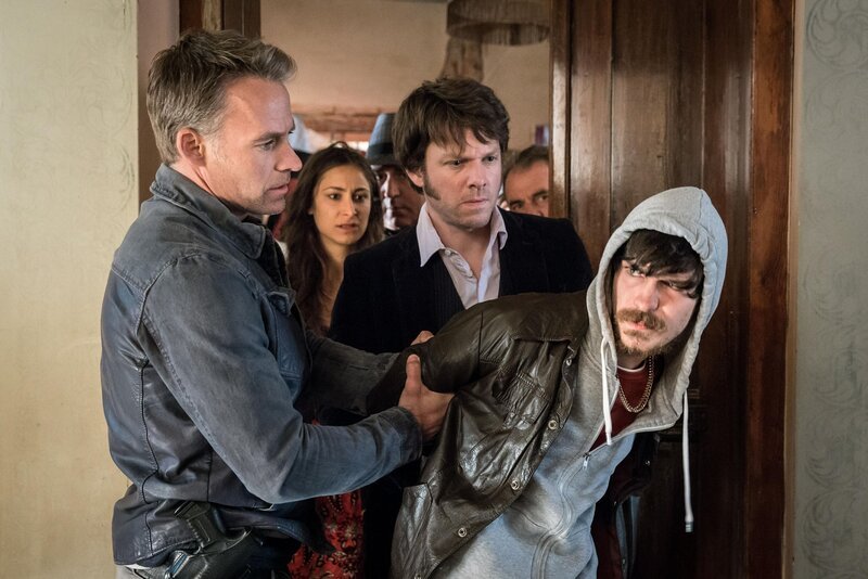 Jan Maybach (Marco Girnth, l.) und Tom Kowalski (Steffen Schroeder, 2.v.r.) nehmen Rigo Holomek (Robert Alexander Baer, r.) fest, der unter Verdacht steht, seinen Bruder ermordet zu haben. Seine Schwester Sorina (Mateja Meded, 2.v.l.) ist entsetzt. – Bild: ZDF /​ Uwe Frauendorf