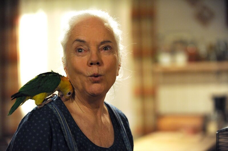 Theres (Ursula Erber) und Vogel Beo sind Freunde geworden. – Bild: BR/​Marco Orlando Pichler