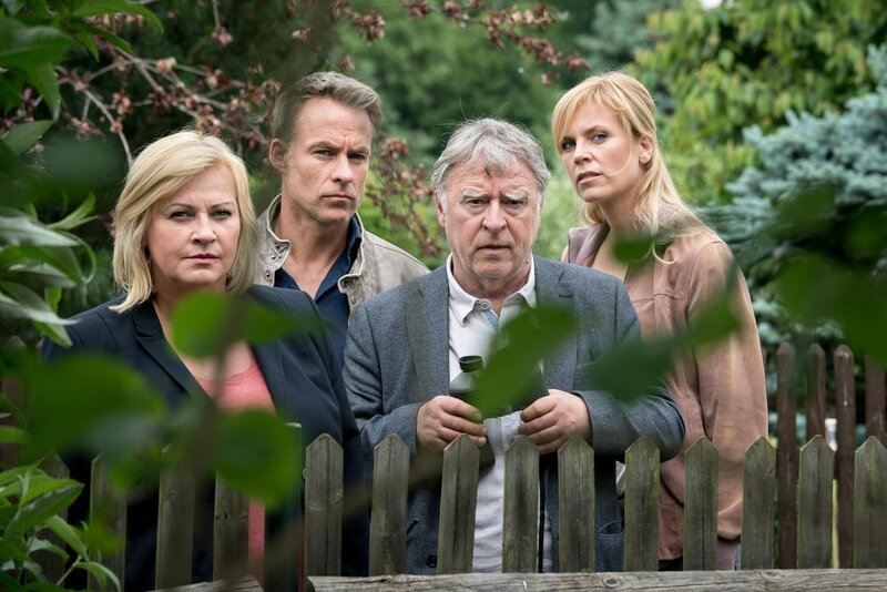 Dagmar Schnee (Petra Kleinert), Jan Maybach (Marco Girnth), Hajo Trautzschke (Andreas Schmidt-Schaller) und Ina Zimmermann (Melanie Marschke). – Bild: ZDF /​ Uwe Frauendorf