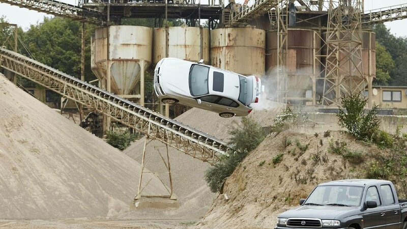 Die Verfolgungsjagd endet in einer Kiesgrube … – Bild: TVNOW /​ Guido Engels