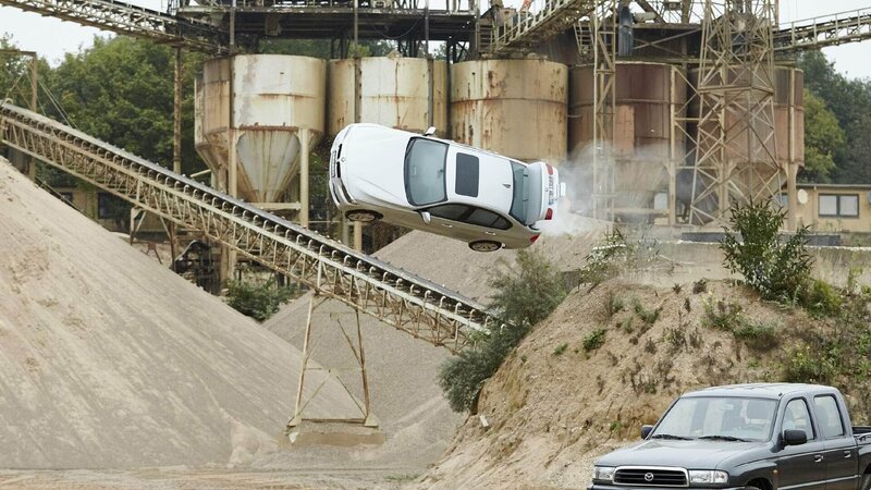 Die Verfolgungsjagd endet in einer Kiesgrube … – Bild: TVNOW /​ Guido Engels