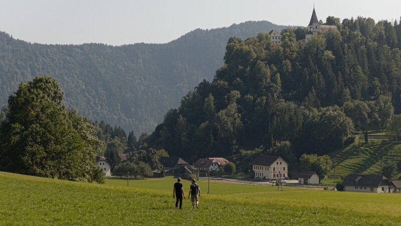 Werner Rauchenwald und Max Müller auf Spurensuche in Tiffen. – Bild: ORF/​Alpha Vision Film