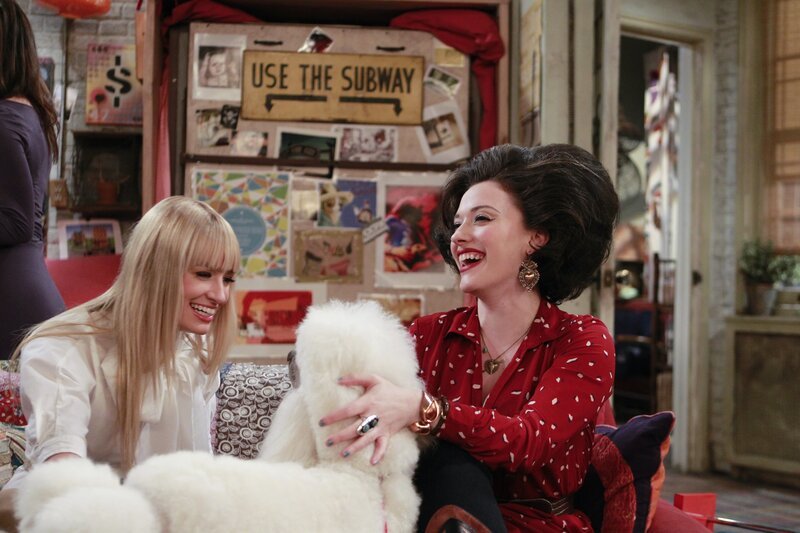 Max (Kat Dennings, r.) und Caroline (Beth Behrs, l.) haben einen ganz besonderen Friseur-Termin … – Bild: Turner und Warner Bros. Entertainment Inc.