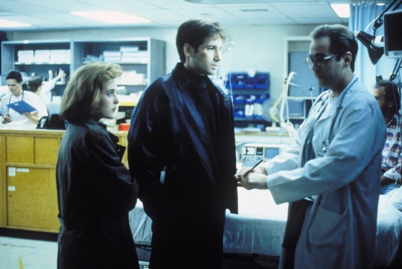 Mulder (David Duchovny, M.) und Scully (Gillian Anderson, l.) vermuten, dass die Bewohner, die ins Krankenhaus eingeliefert wurden, mit außerirdischen Lebensformen in Berühung kamen … – Bild: ProSieben MAXX
