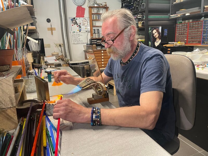 Peter Zindulka in seiner Werkstatt. – Bild: BR/​Bewegte Zeiten Filmproduktion GmbH/​Luise Struve