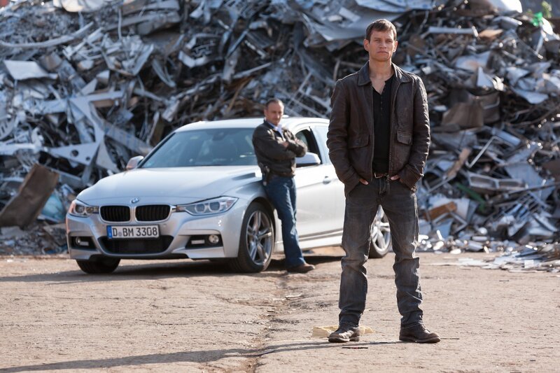 Nachdenklich schaut Alex (Vinzenz Kiefer, v.) Jackie nach, während sein Partner Semir (Erdogan Atalay) auf ihn wartet. – Bild: RTL /​ Kai Schulz, Köln