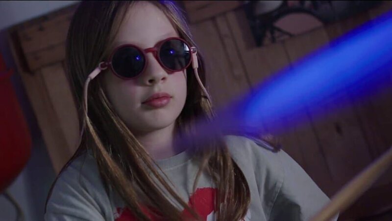 Als Schlagzeugerin in einer Rockband hat Nina Rhythmus im Blut. – Bild: SR/RTS Serbia Als Schlagzeugerin in einer Rockband hat Nina Rhythmus im Blut. – Bild: SR/RTS Serbia