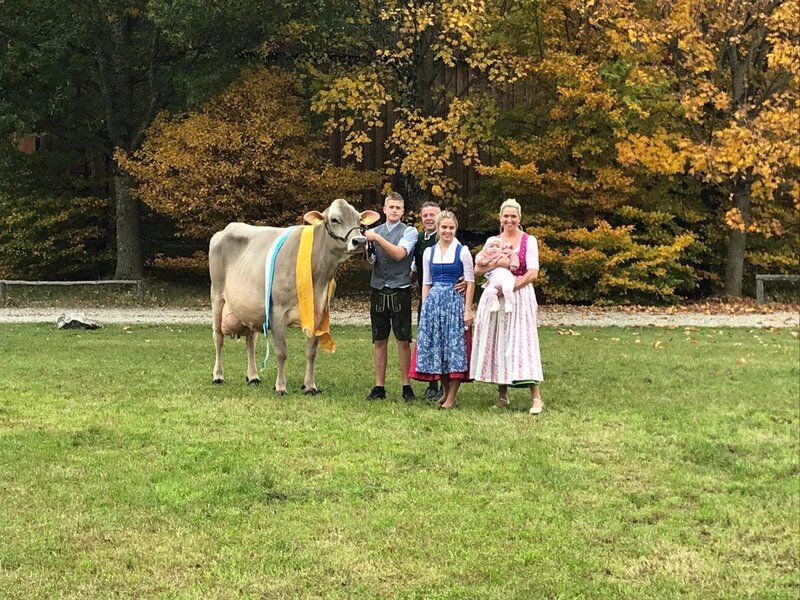 Familie Müller mit ihrer Milchkuh Rihana. – Bild: Bianca Preysing /​ BR /​ south & browse GmbH