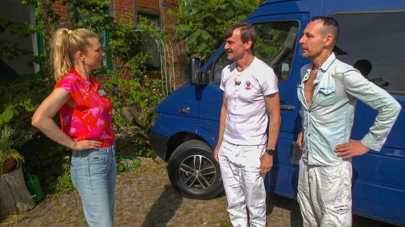 Moderatorin Anni Dunkelmann vor der Besichtigung mit Ron und Martin (r.). – Bild: RTL /​ Folge 4: Martin und Ron – Berlin