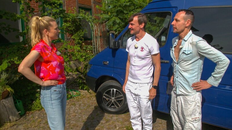 Moderatorin Anni Dunkelmann vor der Besichtigung mit Ron und Martin (r.). – Bild: RTL /​ Folge 4: Martin und Ron – Berlin