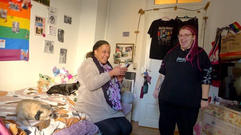 Leann hat ein VIP-Ticket für Tokio Hotel und bereitet sich mit Plakat, Fan-Shirt und einer Tattoo-Idee auf den Gig vor. – Bild: RTLZWEI