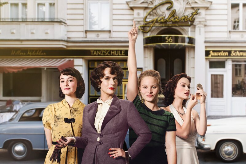 Helga Schöllack (Maria Ehrich), Caterina Schöllack (Claudia Michelsen), Monika Schöllack (Sonja Gerhardt), Eva Schöllack (Emilia Schüle). – Bild: ZDF/​Tobias Schult, (m) KNSK