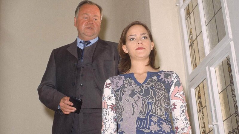 Olivia (Janina Flieger) versucht den Fragen von Kommissar Kehler (Wolfgang Bathke) auszuweichen. – Bild: MG RTL D