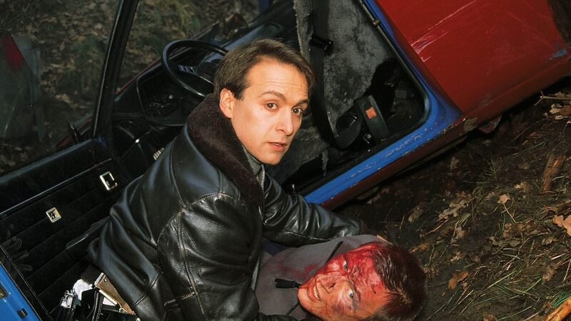 Semir (Erdogan Atalay, li.) versorgt den schwerverletzten Mantafahrer (Thomas Lehmann). – Bild: TVNOW /​ Mediengruppe RTL