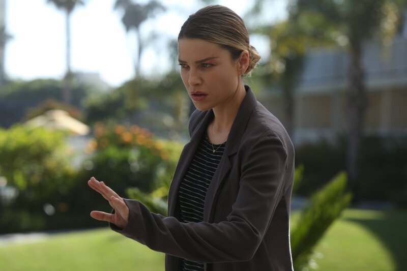 Gerät zwischen die Fronten, als ein betrogener Ehemann Rache nehmen will: Chloe (Lauren German) … – Bild: warner