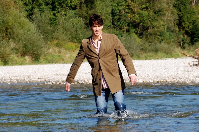 Peter (Daniel Fünffrock) bekommt eine Panikattacke, als er in den Fluss steigt, um seine Identität wiederzufinden. – Bild: ARD/​Ann Paur