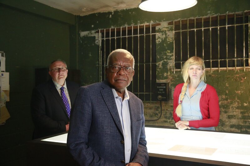 v.l.: Der ehemalige Kriminalbeamte Chief Inspector Colin Sutton, Journalist Sir Trevor McDonal und die Psychologin Dr.Donna Youngs – Bild: RTL /​ Blink Films /​ Fred und Rose West – Die geheimen Morde /​ 1