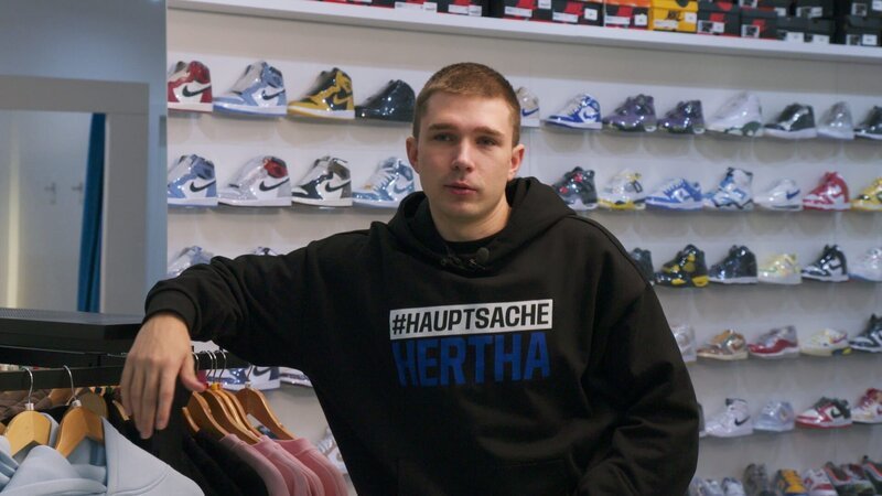 „Sneaker-Millionär“ Stepan Timoshin in seinem Berliner Ladengeschäft. – Bild: ZDF und Florian Giefer