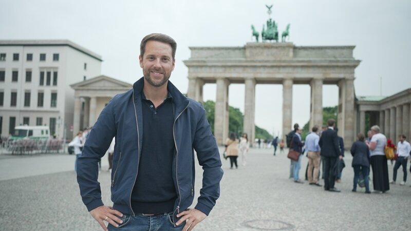 Mirko Drotschmann am Brandenburger Tor – Bild: ZDF und Jonah de Graaf