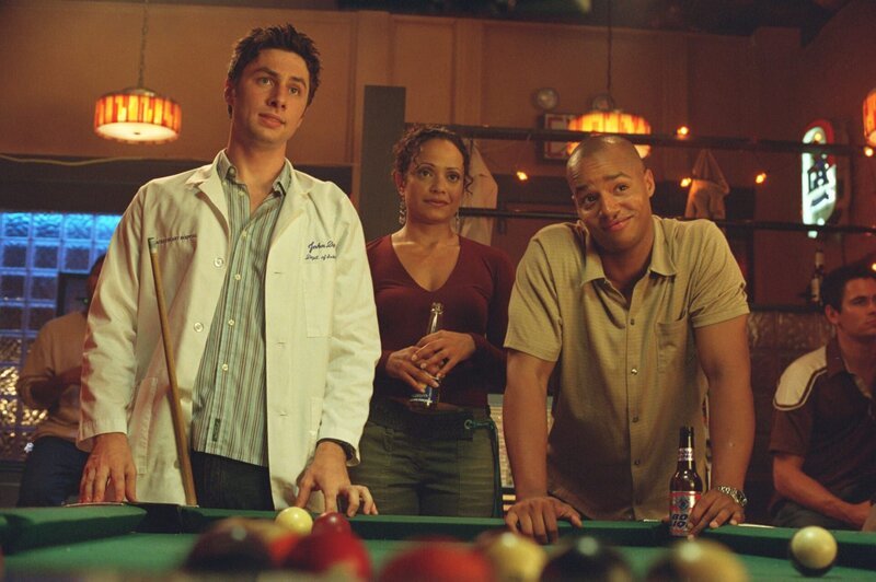 Endlich haben J.D. (Zach Braff, l.), Turk (Donald Faison, r.) und Elliot die Klinik für sich, denn Dr. Phil Cox ist mit seiner Ex-Gattin Jordan unterwegs. Doch die Freude währt nicht lange … – Bild: Touchstone Television Lizenzbild frei