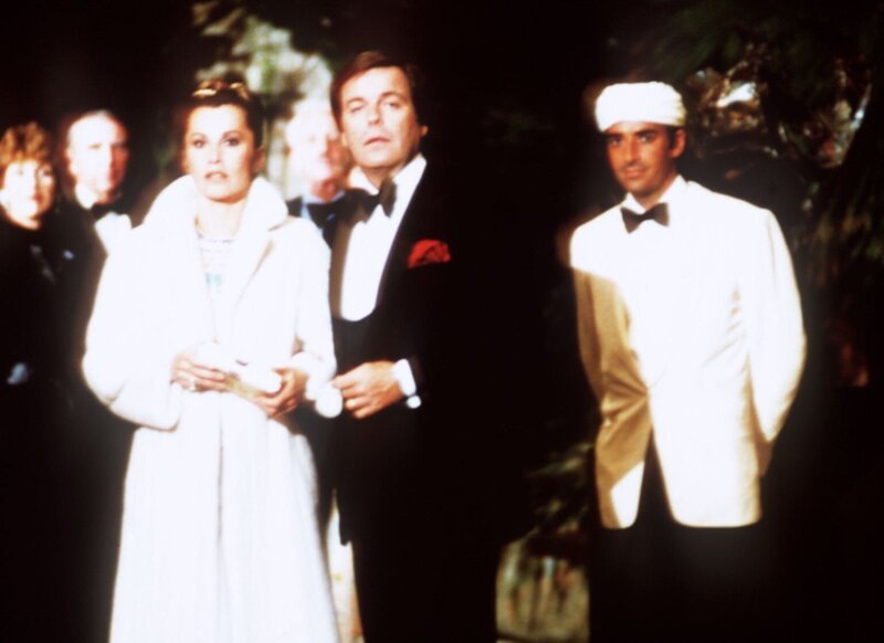 Jennifer (Stefanie Powers, l.) und Jonathan (Robert Wagner, 2.v.r.) sind bei der feierlichen Eröffnung einer archäologischen Ausstellung. Nichtahnend, dass ein Gast in Jennifer einer verlorene Prinzessin vermutet … – Bild: ProSieben Media AG