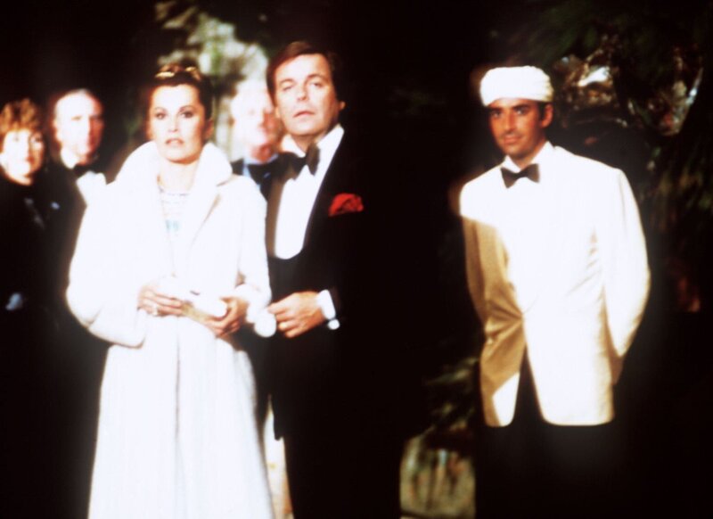 Jennifer (Stefanie Powers, l.) und Jonathan (Robert Wagner, 2.v.r.) sind bei der feierlichen Eröffnung einer archäologischen Ausstellung. Nichtahnend, dass ein Gast in Jennifer einer verlorene Prinzessin vermutet … – Bild: ProSieben Media AG