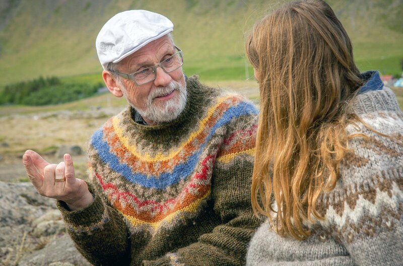 Der berühmte Islandpullover: Nur echt aus der Wolle isländischer Schafe und von isländischen Frauen und Männern in Handarbeit gestrickt. – Bild: MedienKontor/​Vincent Froehly