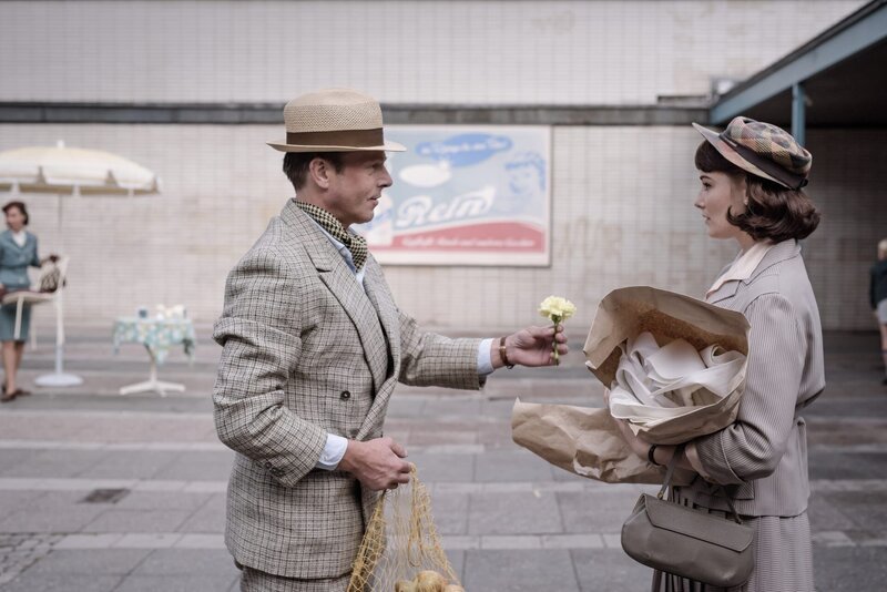 Helga lernt zufällig Herrn Reinhard kennen. Rolle Helga Schöllack /​ von Boost (Maria Ehrich), Rolle Kurt Reinhard (Stefan Feddersen-Clausen). – Bild: ZDF und Stefan Erhard